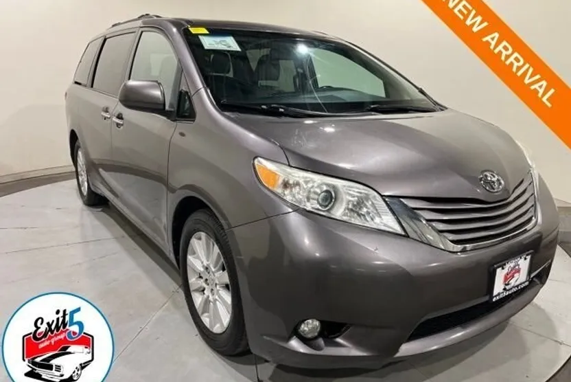 2015 Toyota Sienna XLE photo 1