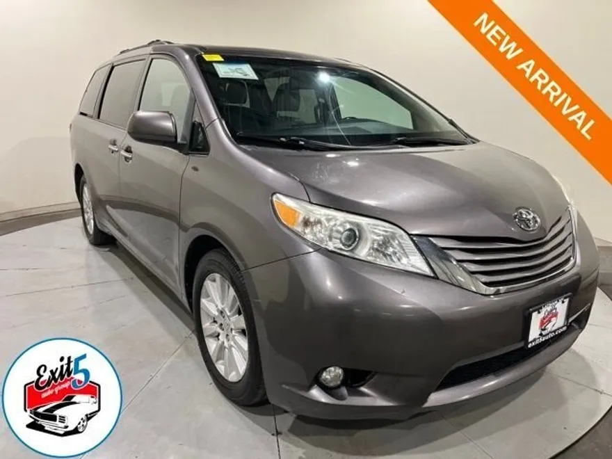 2015 Toyota Sienna XLE photo 1