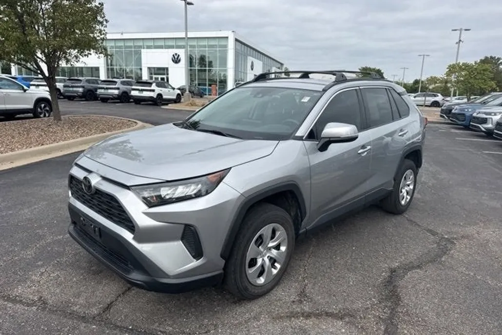 2019 Toyota RAV4 LE photo 1