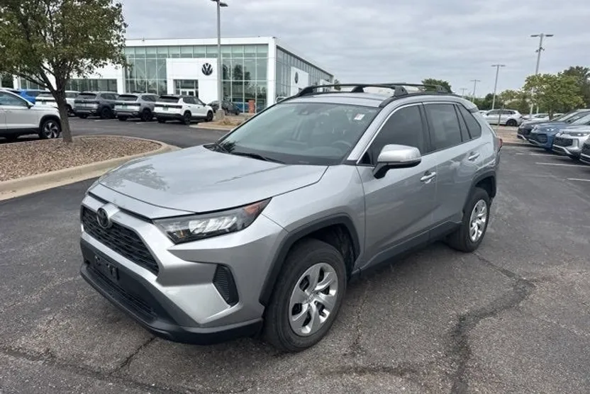 2019 Toyota RAV4 LE photo 1