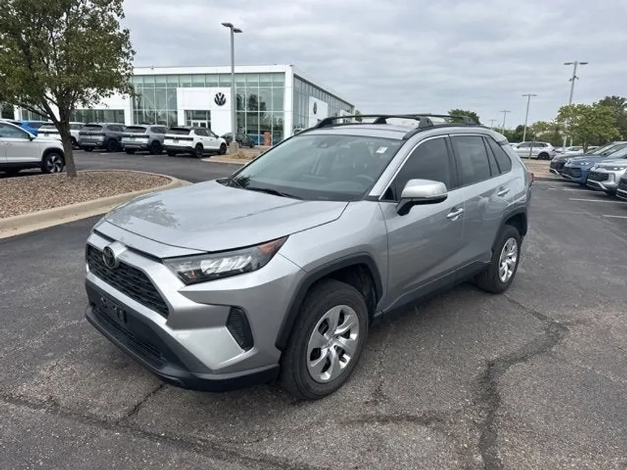 2019 Toyota RAV4 LE photo 1