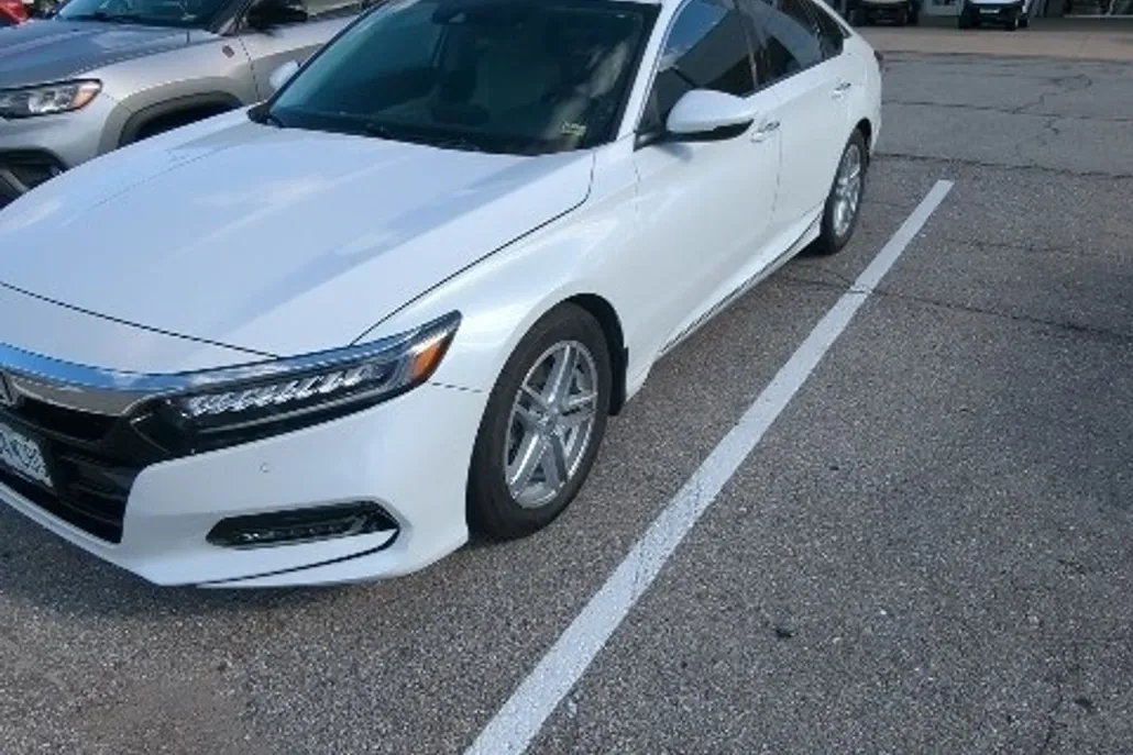 2019 Honda Accord Touring 2.0T photo 1