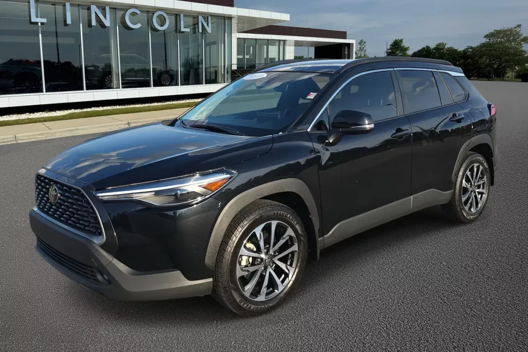 2024 Toyota Corolla Cross XLE photo 1