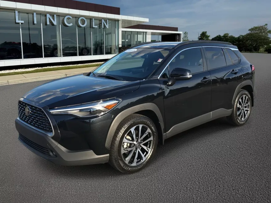 2024 Toyota Corolla Cross XLE photo 1