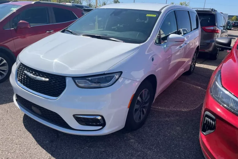 2022 Chrysler Pacifica Hybrid Touring L photo 1