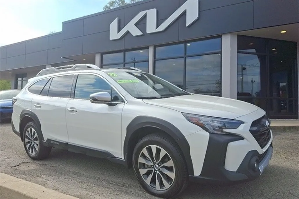 2023 Subaru Outback Touring photo 1