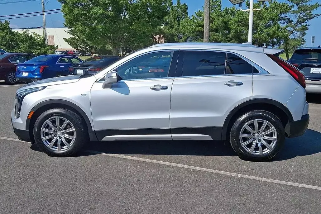 2022 Cadillac XT4 Premium Luxury photo 1