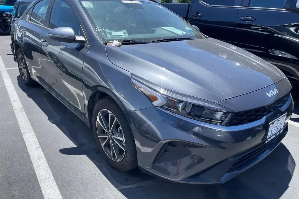 2023 Kia Forte LXS photo 1