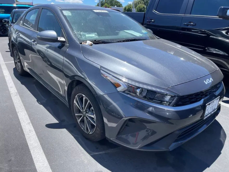 2023 Kia Forte LXS photo 1