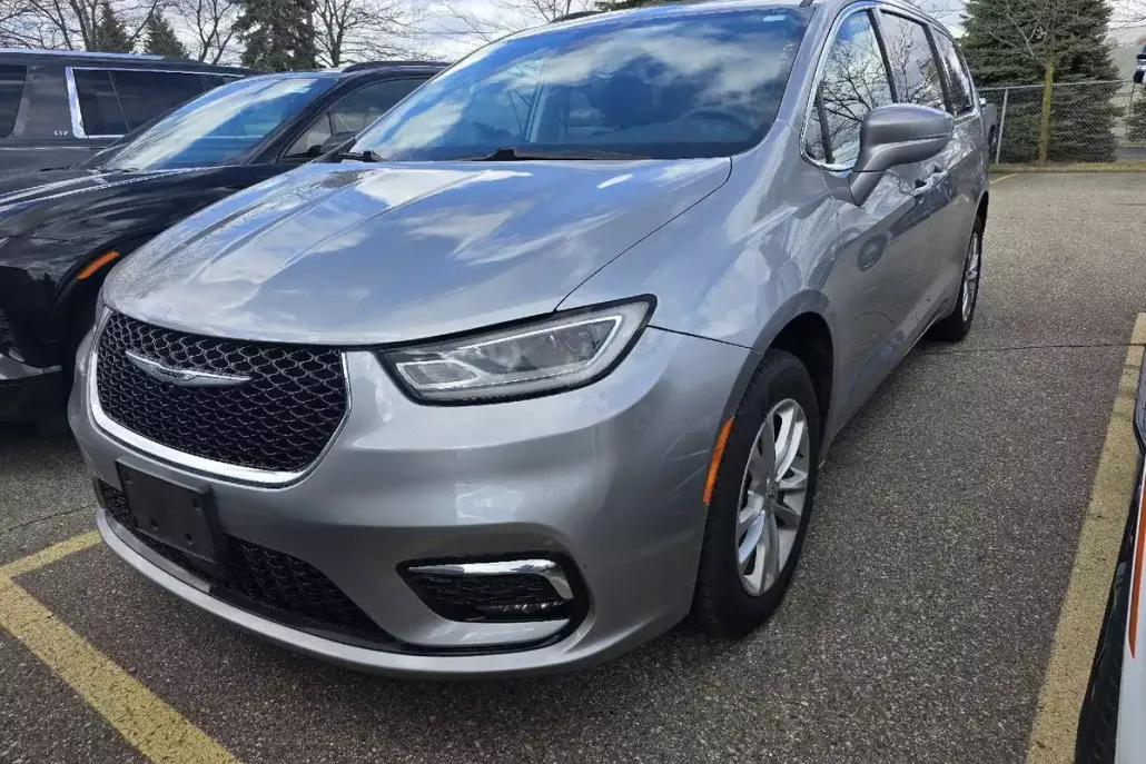 2021 Chrysler Pacifica Touring photo 1
