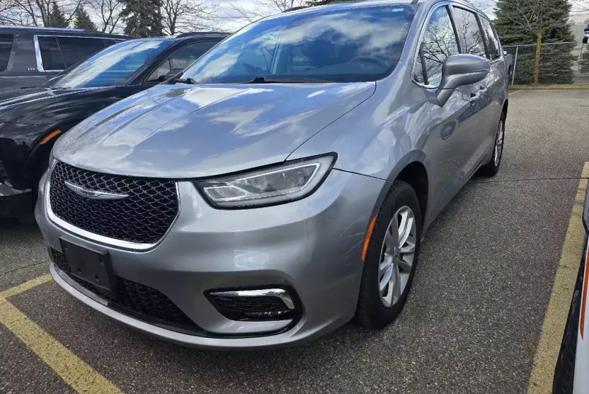 2021 Chrysler Pacifica Touring photo 1