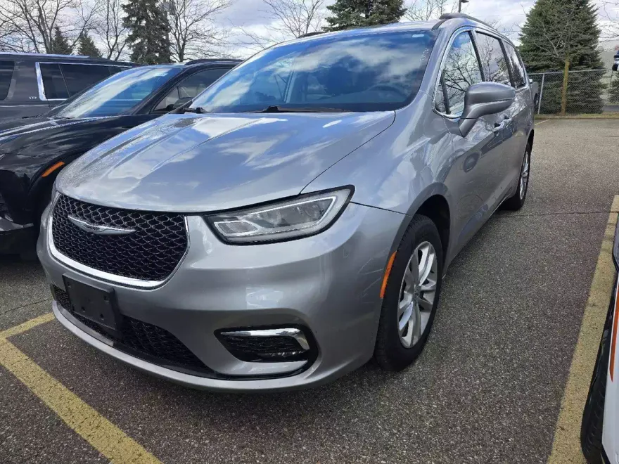 2021 Chrysler Pacifica Touring photo 1
