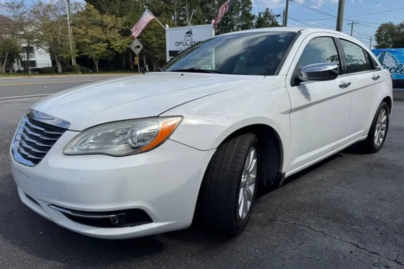 2013 Chrysler 200 Limited photo 1