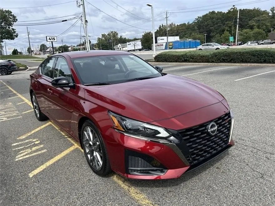 2024 Nissan Altima SR photo 1