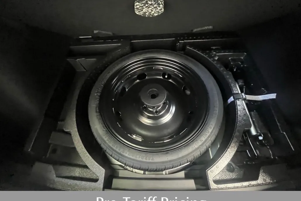 2025 Volkswagen Taos SE photo 1
