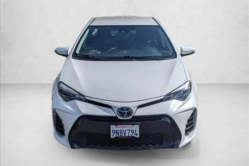 2017 Toyota Corolla SE photo 1