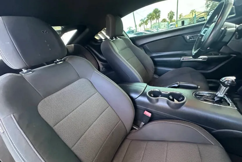 2016 Ford Mustang V6 photo 1