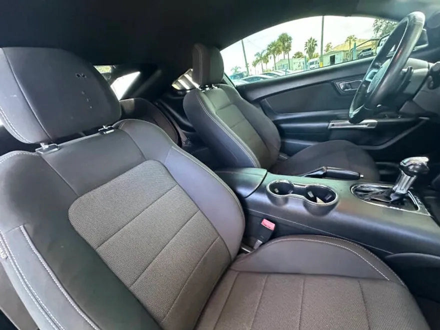 2016 Ford Mustang V6 photo 1