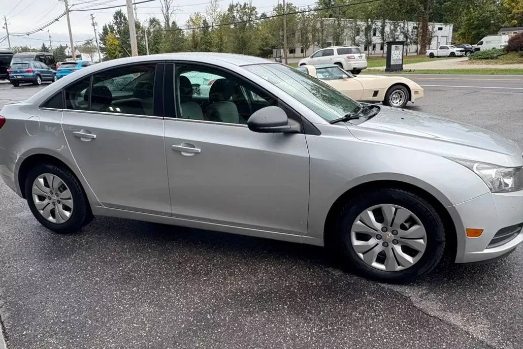 2012 Chevrolet Cruze LS photo 1