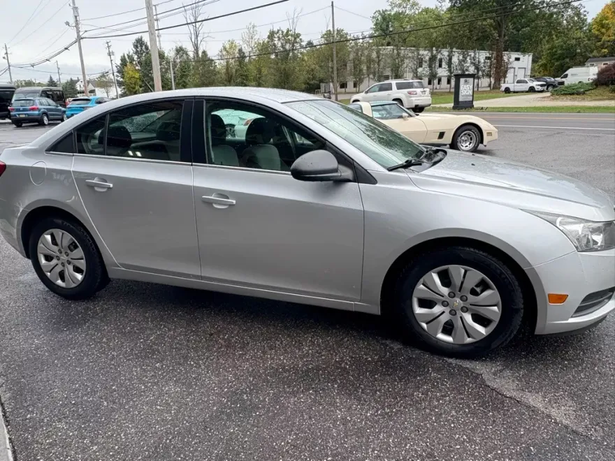 2012 Chevrolet Cruze LS photo 1