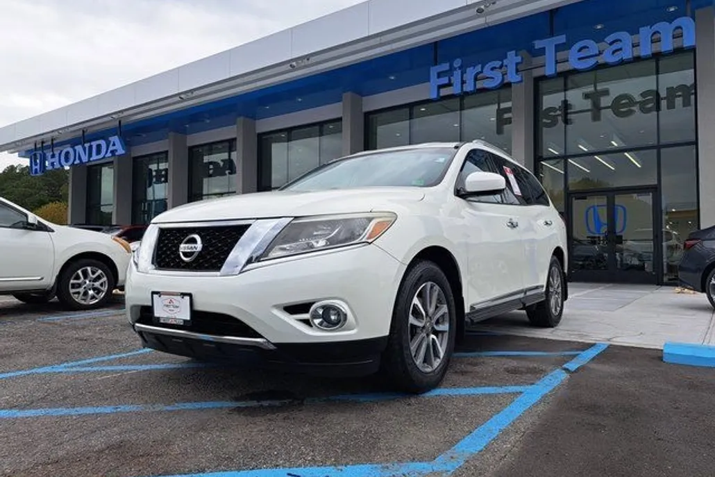 2016 Nissan Pathfinder SL photo 1