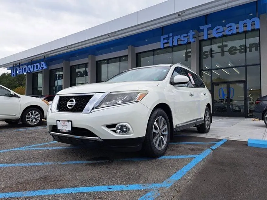 2016 Nissan Pathfinder SL photo 1