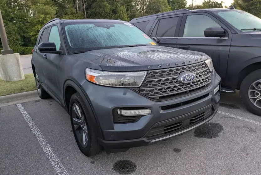 2023 Ford Explorer XLT photo 1
