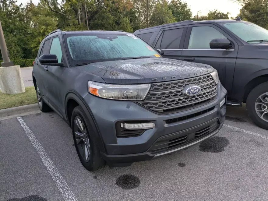 2023 Ford Explorer XLT photo 1