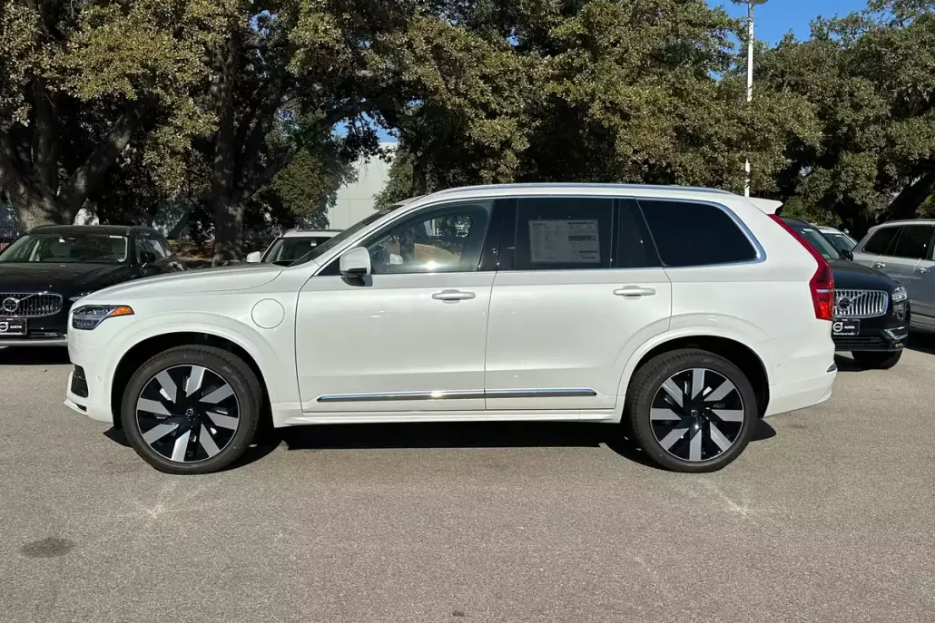 2025 Volvo XC90 Plus T8 AWD photo 1