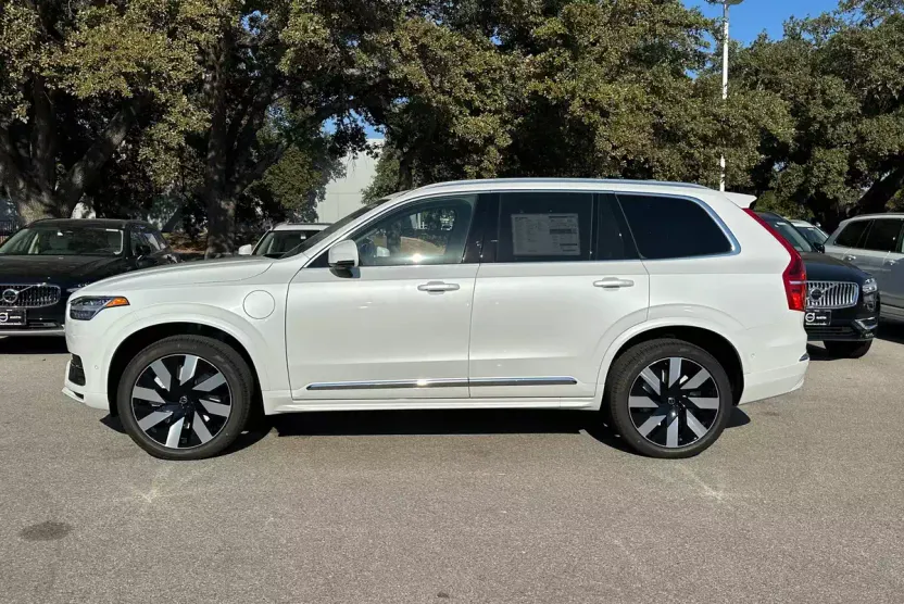 2025 Volvo XC90 Plus T8 AWD photo 1