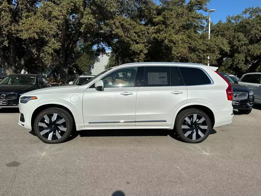2025 Volvo XC90 Plus T8 AWD photo 1