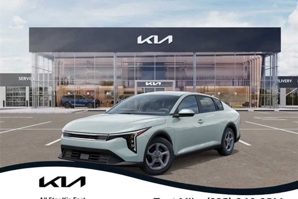 2025 Kia K4 LXS photo 1