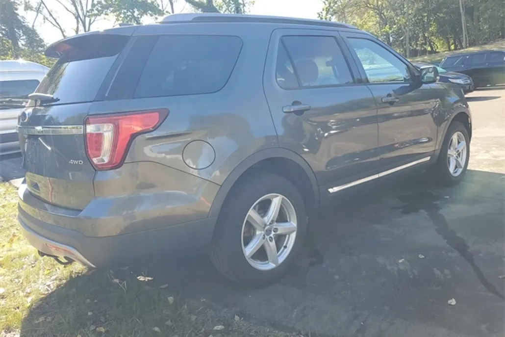 2016 Ford Explorer XLT photo 1