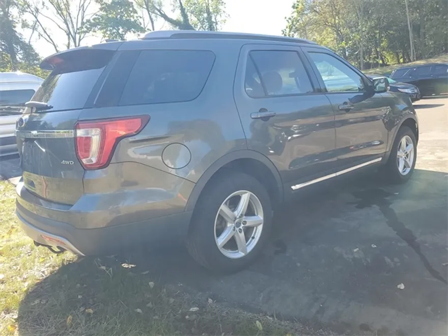 2016 Ford Explorer XLT photo 1