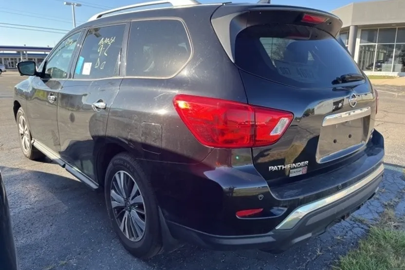 2020 Nissan Pathfinder SL photo 1