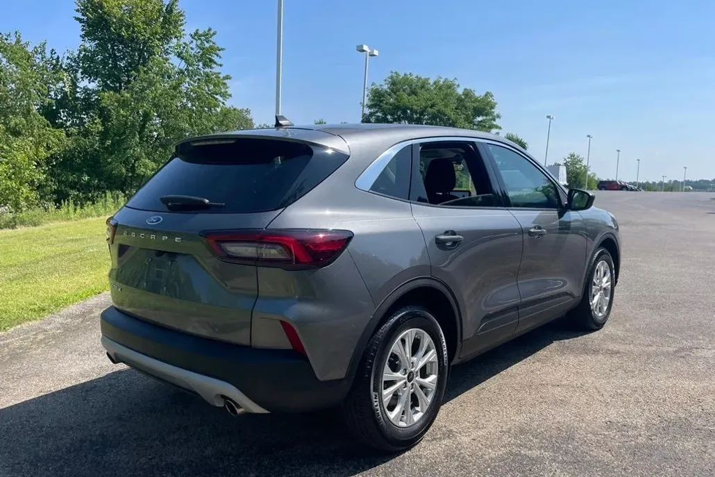 2023 Ford Explorer Limited photo 1