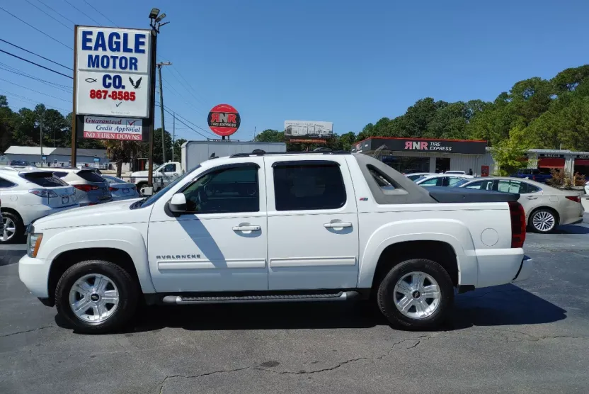 2011 Chevrolet Avalanche Z71 photo 1