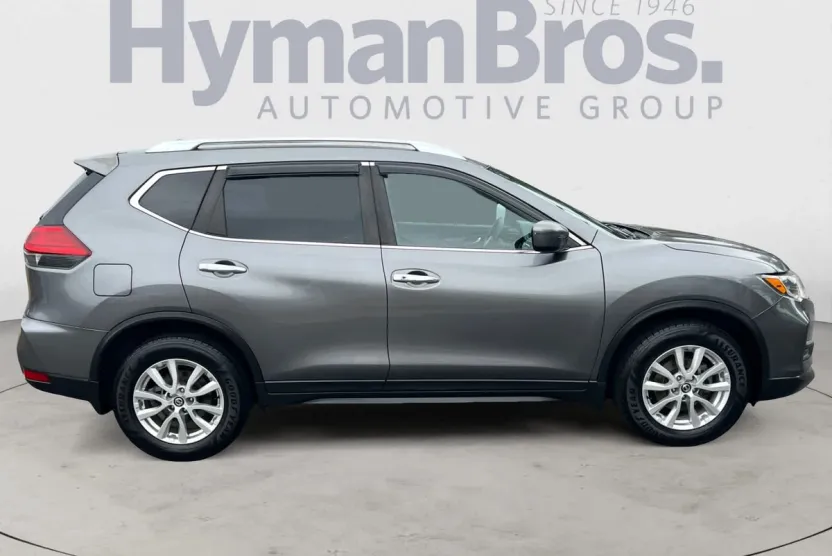 2017 Nissan Rogue SV photo 1