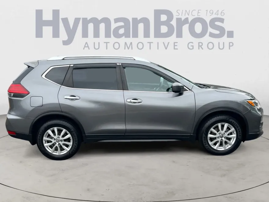 2017 Nissan Rogue SV photo 1