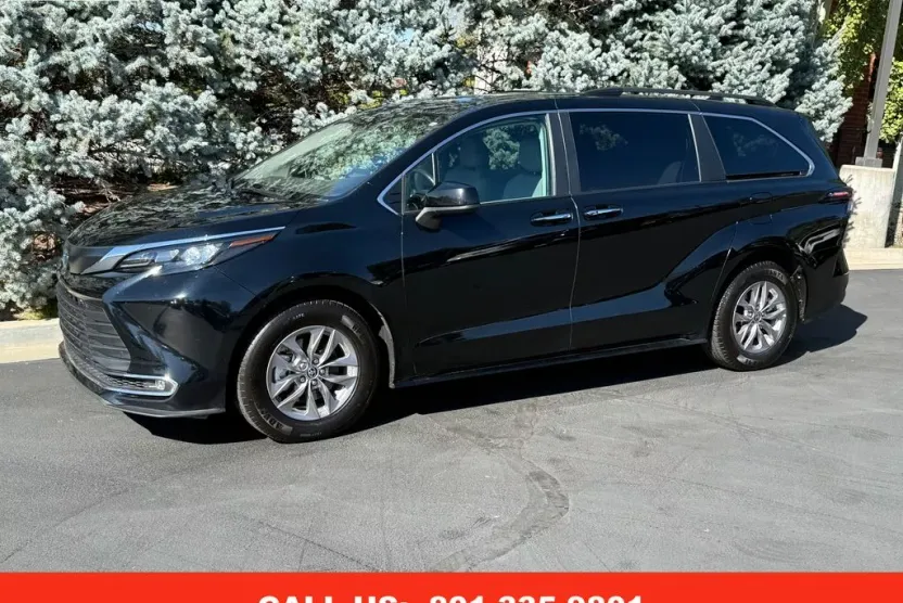 2024 Toyota Sienna XLE photo 1