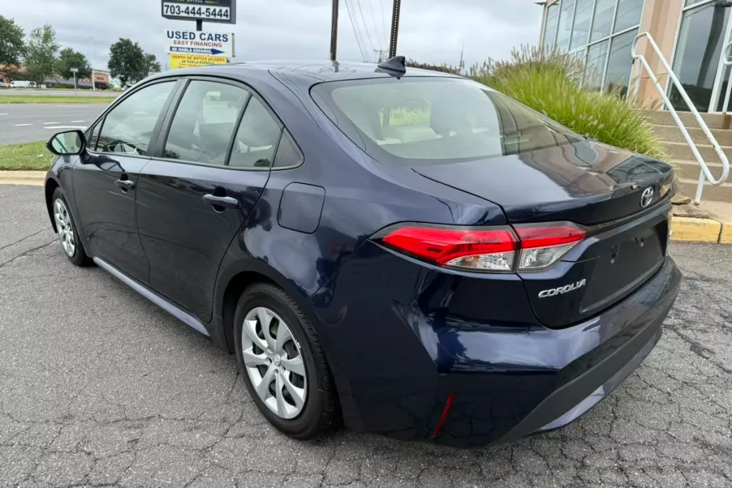 2021 Toyota Corolla LE photo 1