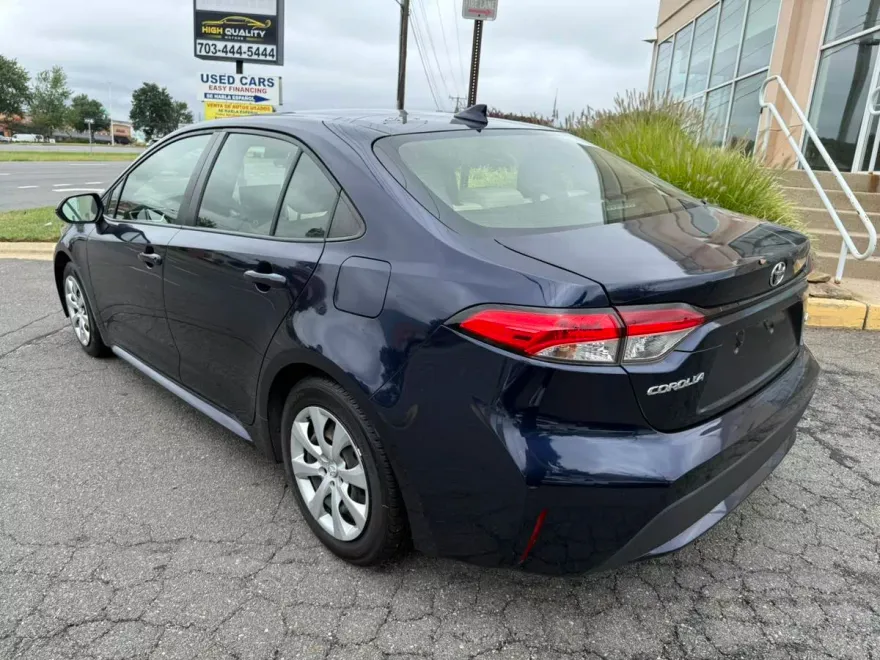 2021 Toyota Corolla LE photo 1