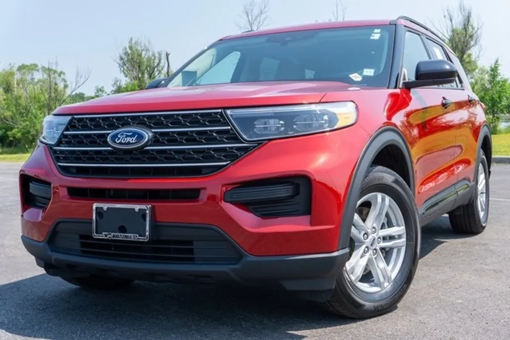 2023 Ford Explorer XLT photo 1