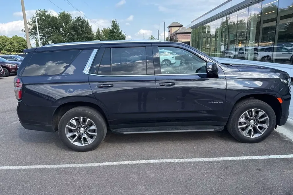 2022 Chevrolet Tahoe LT photo 1