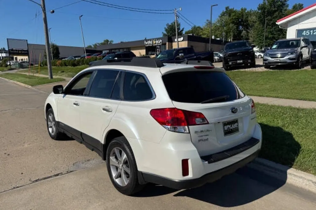 2014 Subaru Outback 2.5i Limited photo 1