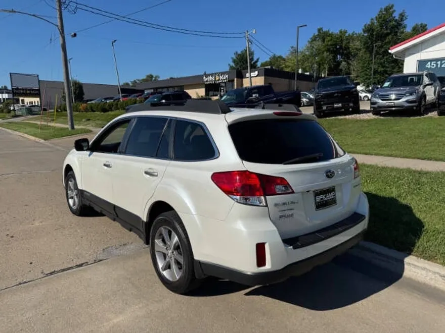 2014 Subaru Outback 2.5i Limited photo 1