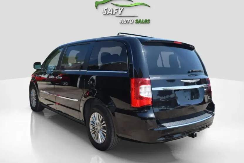 2015 Chrysler Town & Country photo 1