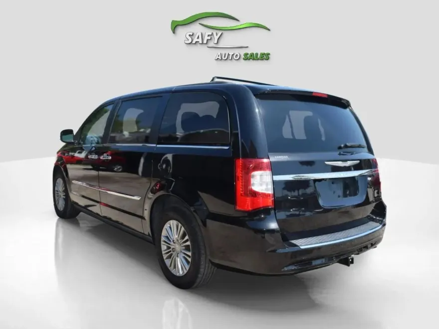 2015 Chrysler Town & Country photo 1
