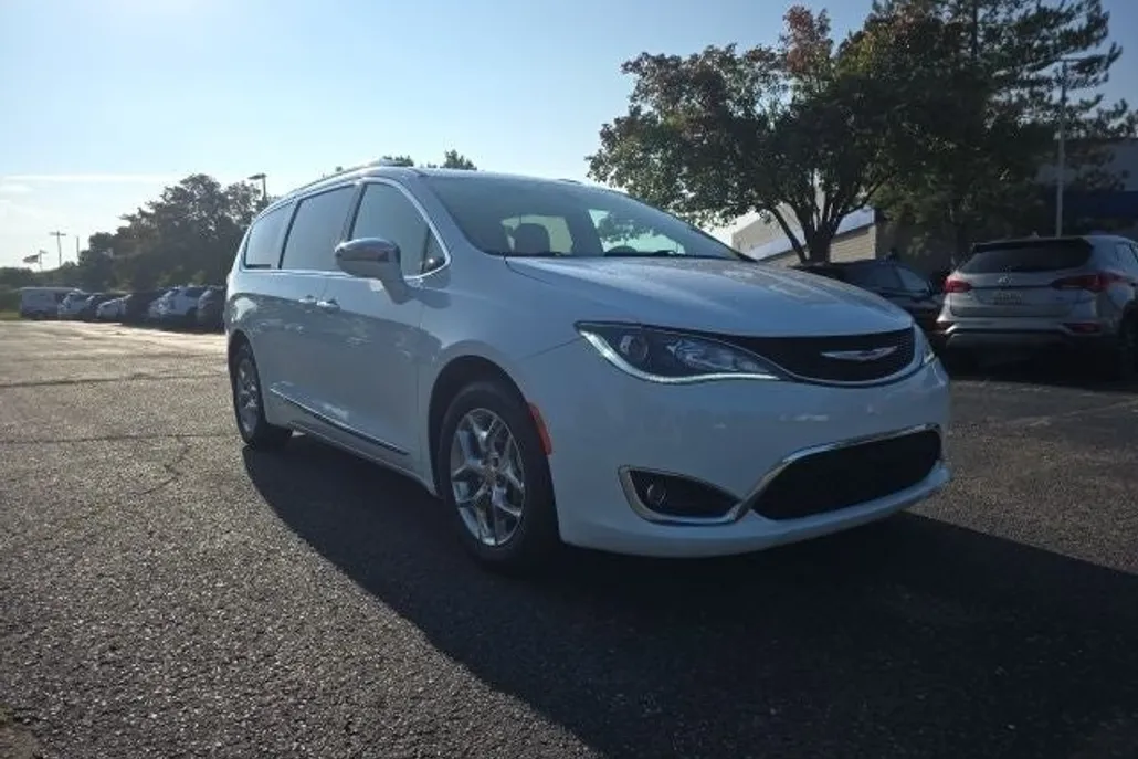 2019 Chrysler Pacifica Limited photo 1