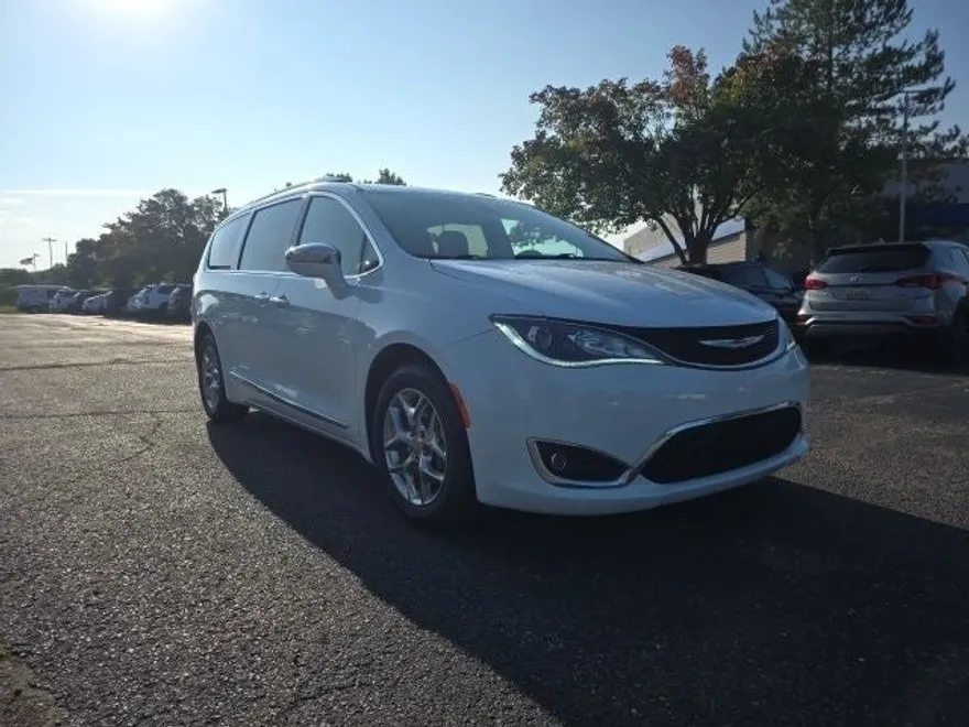 2019 Chrysler Pacifica Limited photo 1